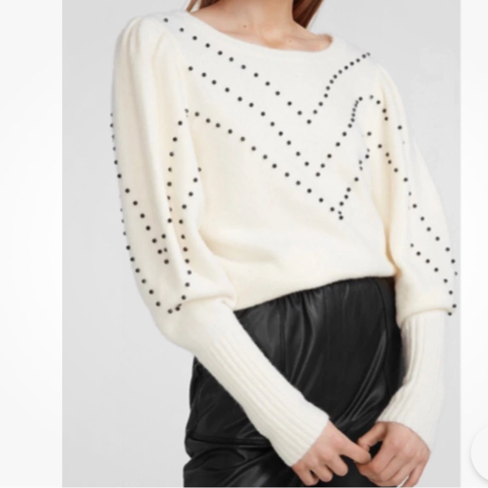 🐑Express Elegant White Sweater with Black Accents